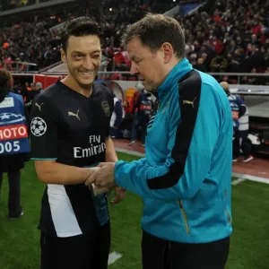Mesut Ozil and Colin Lewin: Arsenal's Focus Before Olympiacos Clash (2015-16) Mesut Ozil and Colin Lewin: Arsenal's Focus Before Olympiacos Clash (2015-16)