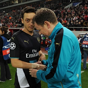 Mesut Ozil and Colin Lewin: Arsenal's Pre-Match Routine at Olympiacos (2015-16)