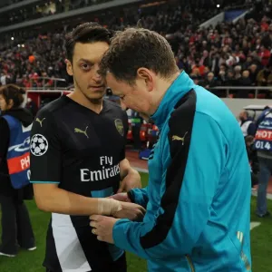 Mesut Ozil and Colin Lewin: Arsenal's Pre-Match Routine at Olympiacos (2015-16) Mesut Ozil and Colin Lewin: Arsenal's Pre-Match Routine at Olympiacos (2015-16)