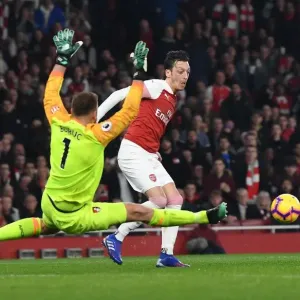 Mesut Ozil Confronts Pressure: Arsenal vs. AFC Bournemouth, Premier League 2019