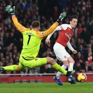 Mesut Ozil Evades Boruc: Arsenal vs Bournemouth, Premier League 2018-19 Mesut Ozil Evades Boruc: Arsenal vs Bournemouth, Premier League 2018-19