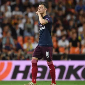 Mesut Ozil Gestures to Valencia Fans After Arsenal's Europa League Semi-Final Exit Mesut Ozil Gestures to Valencia Fans After Arsenal's Europa League Semi-Final Exit