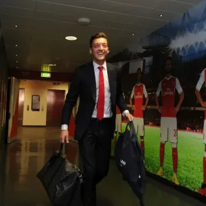 Mesut Ozil Heads to the Changing Room: Arsenal vs Swansea City, Premier League 2016-17