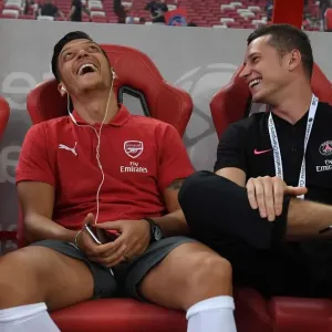 Mesut Ozil and Julian Draxler Share a Moment Before Arsenal vs. Paris Saint-Germain Pre-Season Friendly, 2018