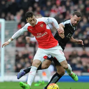 Mesut Ozil Outmaneuvers Christian Fuchs in Arsenal's Premier League Battle Against Leicester City (2015-16) Mesut Ozil Outmaneuvers Christian Fuchs in Arsenal's Premier League Battle Against Leicester City (2015-16)