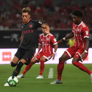 Mesut Ozil Outmaneuvers David Alaba: Bayern Munich vs. Arsenal Pre-Season Clash