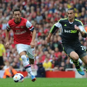 Mesut Ozil Outmaneuvers Geoff Cameron: Arsenal vs Stoke City, Premier League 2013-14 Mesut Ozil Outmaneuvers Geoff Cameron: Arsenal vs Stoke City, Premier League 2013-14