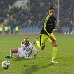 Mesut Ozil Outmaneuvers Milan Borjan in Arsenal's UEFA Champions League Clash against Ludogorets