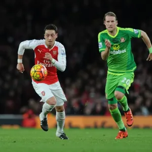 Mesut Ozil Outmaneuvers Ola Toivonen: Arsenal vs. Sunderland, Premier League 2015-16