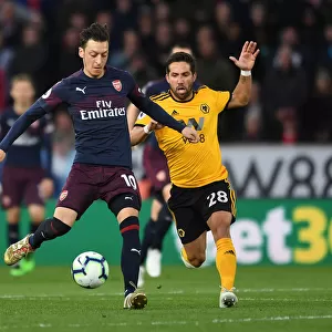 Mesut Ozil Under Pressure: Wolverhampton Wanderers vs. Arsenal FC, Premier League 2018-19 - Joao Moutinho Closes In