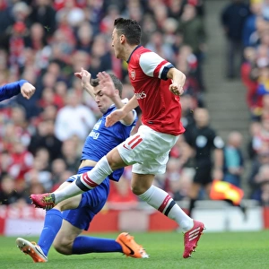 Mesut Ozil score Arsenals 1st goal past Seamus Coleman (Everton). Arsenal 4: 1 Everton