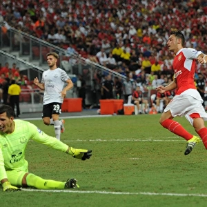 Mesut Ozil Scores the Winning Goal: Arsenal Defeats Everton in Singapore's Barclays Asia Trophy