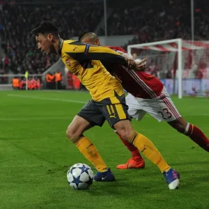 Mesut Ozil vs. Arturo Vidal: Bayern Munich Crushes Arsenal 5-1 in UEFA Champions League Round of 16 (First Leg) Mesut Ozil vs. Arturo Vidal: Bayern Munich Crushes Arsenal 5-1 in UEFA Champions League Round of 16 (First Leg)