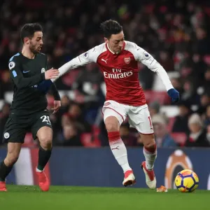 Mesut Ozil vs Bernardo Silva: Intense Battle at the Emirates - Arsenal vs Manchester City, Premier League 2017-18
