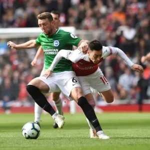 Mesut Ozil vs Dale Stephens: Intense Battle at Arsenal's Emirates Stadium (Arsenal v Brighton & Hove Albion 2018-19)