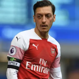 Mesut Ozil vs Gylfi Sigurdsson: Intense Battle at Goodison Park - Premier League 2018-19 Mesut Ozil vs Gylfi Sigurdsson: Intense Battle at Goodison Park - Premier League 2018-19