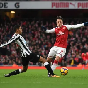 Mesut Ozil vs. Isaac Hayden: Intense Battle at Arsenal's Emirates Stadium (Arsenal v Newcastle United 2017-18)