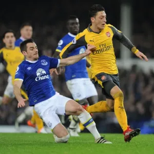 Mesut Ozil vs Leighton Baines: Intense Battle at Goodison Park - Everton vs Arsenal, Premier League 2016-17
