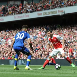 Mesut Ozil vs Mason Holgate: Intense Battle at Arsenal's Emirates Stadium (Arsenal v Everton 2016-17) Mesut Ozil vs Mason Holgate: Intense Battle at Arsenal's Emirates Stadium (Arsenal v Everton 2016-17)