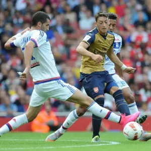 Mesut Ozil vs. Maxime Gonalons: A Tactical Showdown at the Emirates Cup