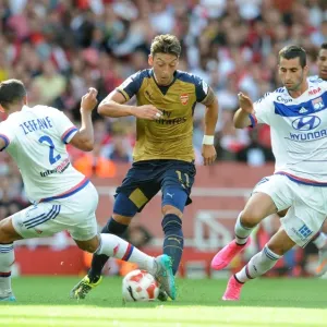 Mesut Ozil vs. Mehdi Zeffane & Maxime Gonalons: Intense Face-Off at Arsenal vs. Olympique Lyonnais (Emirates Cup 2015/16)