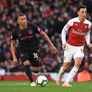 Mesut Ozil vs Richarlison: Intense Battle at Arsenal's Emirates Stadium (Arsenal v Everton 2018-19)