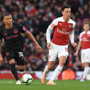 Mesut Ozil vs Richarlison: Intense Battle at Arsenal's Emirates Stadium (Arsenal v Everton 2018-19)
