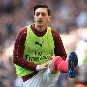 Mesut Ozil Warming Up: Tottenham vs. Arsenal, Premier League 2018-19 Mesut Ozil Warming Up: Tottenham vs. Arsenal, Premier League 2018-19