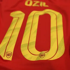 La maglia di Mesut Ozil dell'Arsenal nella cambio stanza prima del match contro i Colorado Rapids nel 2019-2020 La maglia di Mesut Ozil dell'Arsenal nella cambio stanza prima del match contro i Colorado Rapids nel 2019-2020