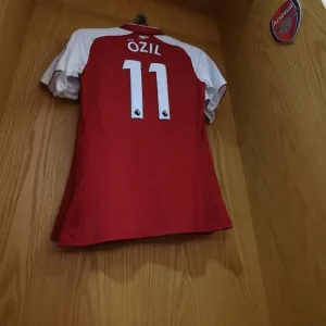 Mesut Ozil's Arsenal Shirt in Arsenal Changing Room Before Arsenal vs Chelsea (2017-18)