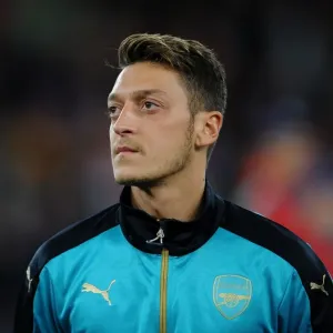 Mesut Ozil's Focus: Arsenal's Pre-Match Preparation vs Olympiacos (September 2015)