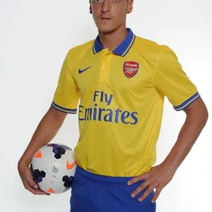 Mesut Ozil's Munich Debut: Arsenal's New Signing at Photo Shoot
