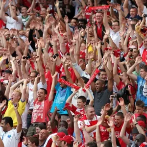 Mexican wave. Arsenal 1: 1 AC Milan. Emirates Cup Pre Season. Emirates Stadium, 31 / 7 / 10 Mexican wave. Arsenal 1: 1 AC Milan. Emirates Cup Pre Season. Emirates Stadium, 31 / 7 / 10