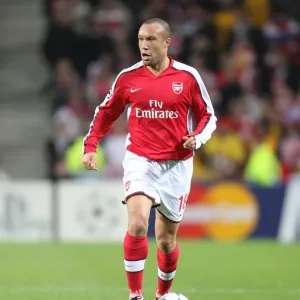 Mickael Silvestre vs. FC Porto: Arsenal's Defensive Battle in the Champions League Mickael Silvestre vs. FC Porto: Arsenal's Defensive Battle in the Champions League