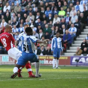 Mikael Silvestre scores Arsenals 2nd goal Mikael Silvestre scores Arsenals 2nd goal