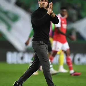 Mikel Arteta Applauds Arsenal Fans after Europa League Clash with Sporting CP
