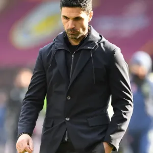 Mikel Arteta at Burnley: Arsenal Manager Amid Empty Stands in Premier League Match (Burnley v Arsenal 2021)