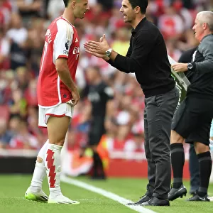 Mikel Arteta Coaches Gabriel Martinelli: Arsenal's Managerial Guidance at Emirates Stadium (2023-24)