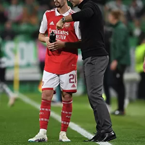 Mikel Arteta Engages with Fabio Vieira: Tactical Discussion between Sporting CP and Arsenal FC in Europa League Clash