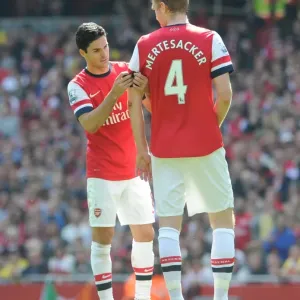Mikel Arteta hands the captains armband to Per Mertesacker (Arsenal). Arsenal 1: 0 Mikel Arteta hands the captains armband to Per Mertesacker (Arsenal). Arsenal 1: 0