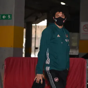 Mo Elneny Welcomes to Emirates: Arsenal's Newest Signing Arrives Ahead of Arsenal vs Leeds United (2020-21 Premier League) Mo Elneny Welcomes to Emirates: Arsenal's Newest Signing Arrives Ahead of Arsenal vs Leeds United (2020-21 Premier League)