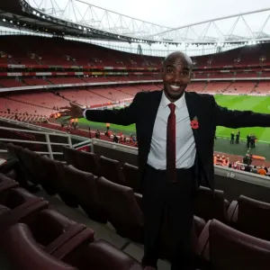 Mo Farah in Arsenal Directors Box Print