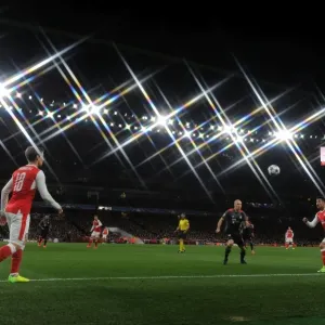 Monreal Throws to Sanchez: Arsenal vs. Bayern Munich in Champions League Showdown (2016-17) Monreal Throws to Sanchez: Arsenal vs. Bayern Munich in Champions League Showdown (2016-17)