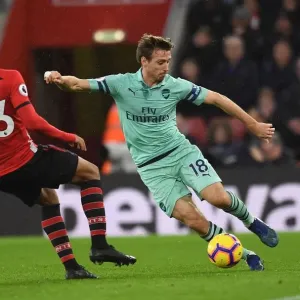 Nacho Monreal (Arsenal) Yan Valery (Southampton). Southampton 3: 2 Arsenal. Premier League