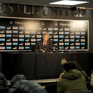 NEWCASTLE UPON TYNE, ENGLAND - DECEMBER 29: Arsenal manager Arsene Wenger holds NEWCASTLE UPON TYNE, ENGLAND - DECEMBER 29: Arsenal manager Arsene Wenger holds