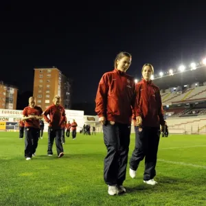 Niamh Fahey and Yvonne Tracy (Arsenal) before the match. Rayo Vallecano 2 Niamh Fahey and Yvonne Tracy (Arsenal) before the match. Rayo Vallecano 2
