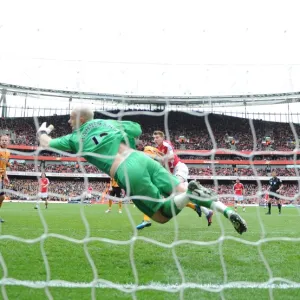 Nicklas Bendtner heads past Wolves goalkeeper Marcus Hahnemann to score the Arsenal goal