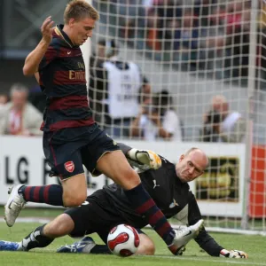 Nicklas Bendtner scores Arsenals 1st goal past Marco Ballotta (Lazio)