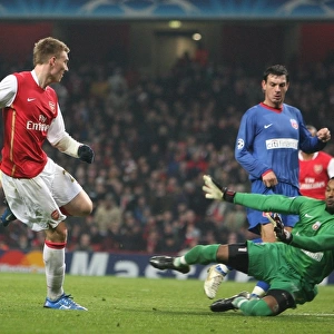 Nicklas Bendtner shoots past Bucuresti keeper Robinson Zapata to score the 2nd Arsenal goal