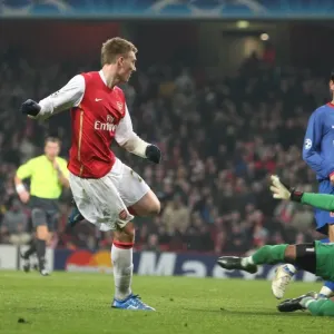Nicklas Bendtner shoots past Bucuresti keeper Robinson Zapata to score the 2nd Arsenal goal
